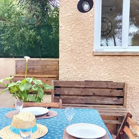 With A Large Tree-lined Terrace סנרי-סור-מר
