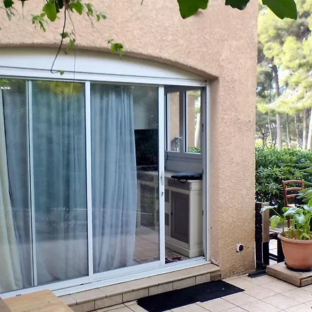With A Large Tree-lined Terrace شقة ساناري سور مير